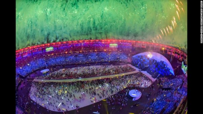 I fuochi d'artificio esplodono sopra lo stadio di Maracana in Rio de Janeiro alla conclusione della cerimonia di apertura venerdì 5 agosto.