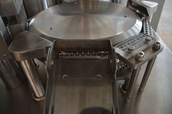 Buon prezzo Macchina di rifornimento automatica della capsula della polvere con 200 capsule/minuto in linea